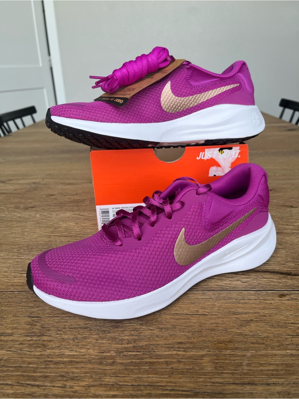 Size 8.5 Women’s Nike Revolution 7 Hot Fuchsia Red Bronze Running Shoes - Picture 7 of 7